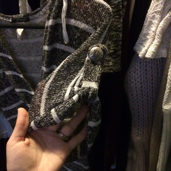 Vneck thin sweater - Picture 2 of 2