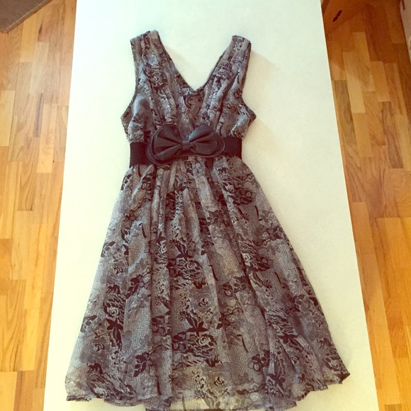 Lace patterned size large dress