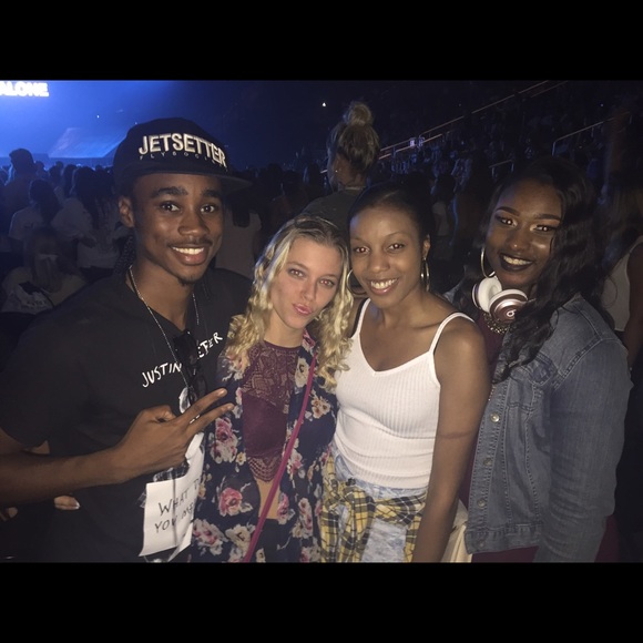 Meet your Posher, Kimberly. 💋 - Picture 4 of 5