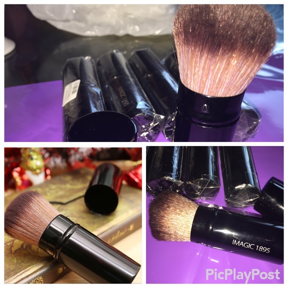 Retractable kabuki brush