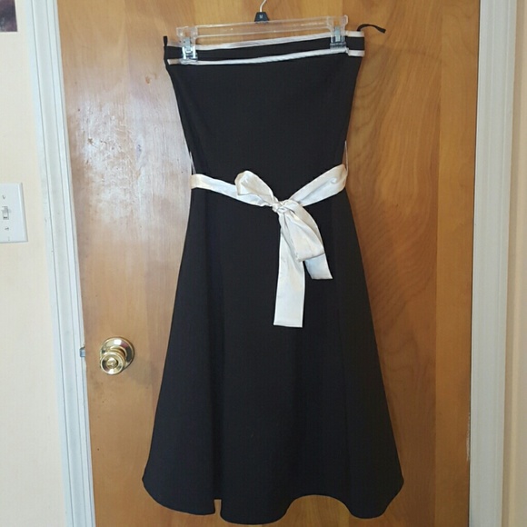 Everything must go- OFFERS-Strapless Black Dress