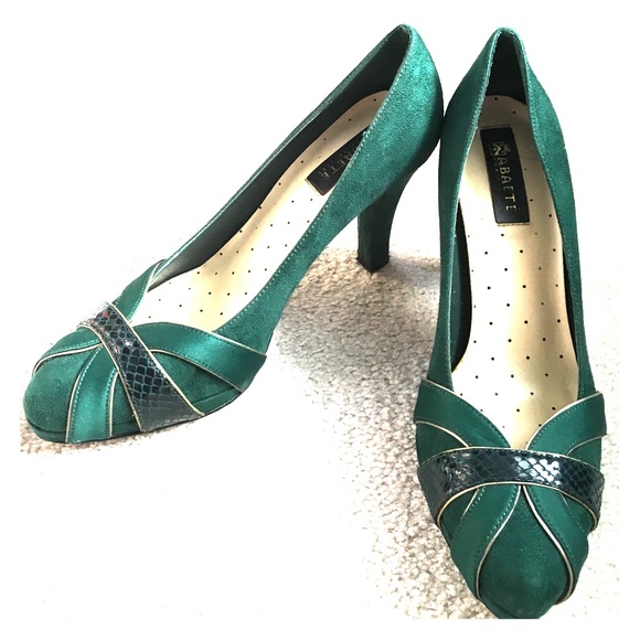 Emerald green suede pumps