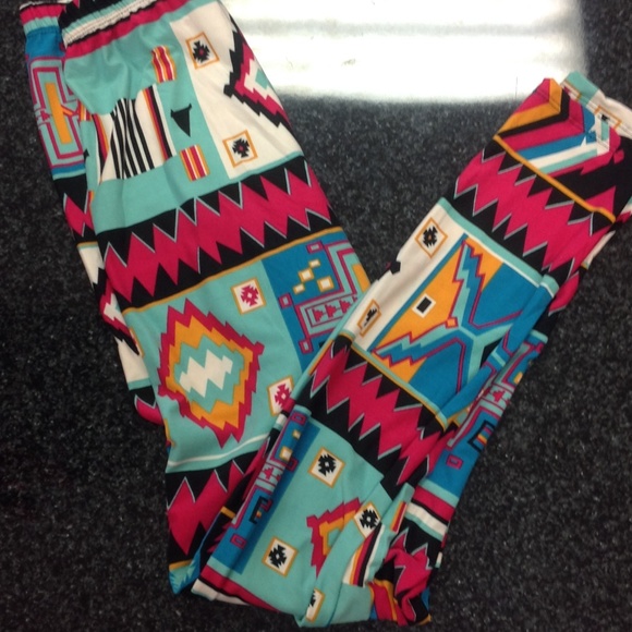 NWT WOMEN'S AZTEC PRINT LEGGINGS OS