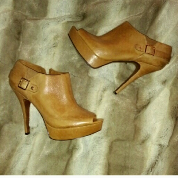 Enzo Anciolini  Peep toe booties!