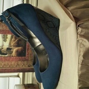 Kenneth Cole Blue/Animal Print Wedge