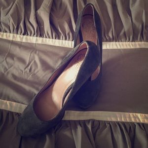 Size 5 1/2, Vince Camuto, gray suede pumps