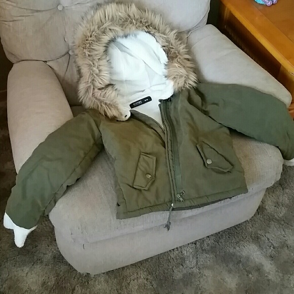 Army Green winter coat - Picture 3 of 3