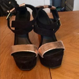 Black and gold thin wedges size 8