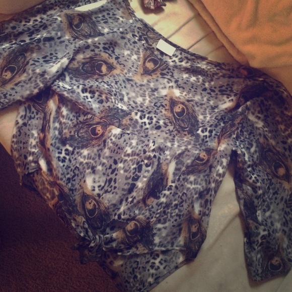 Light-weight top with cheetah and peacock pattern.