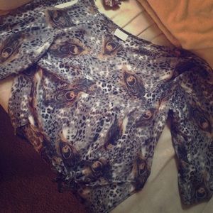 Light-weight top with cheetah and peacock pattern.