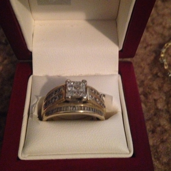 10k GOLD 1 C total weight diamond ring size 8