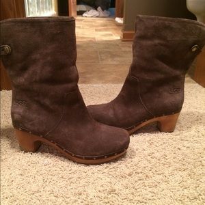 Ugg boots sz. 9. No holes/scratches, hardly worn.