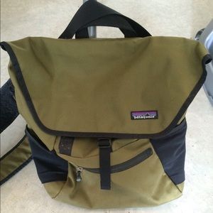 Laptop messenger bag.