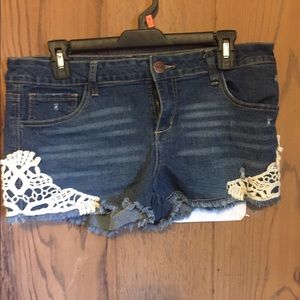 💘Juniors crochet accent Jean shorts💘