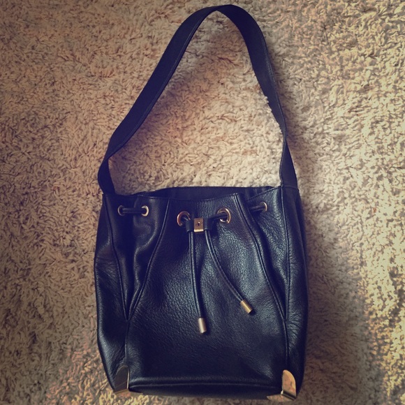 Vince Camuto Handbags - BEAUTIFUL Vince Camuto Bucket Bag