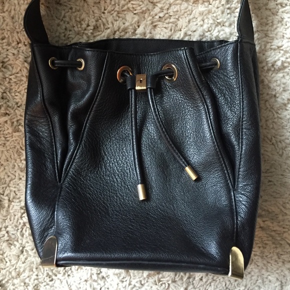 BEAUTIFUL Vince Camuto Bucket Bag - Picture 3 of 4