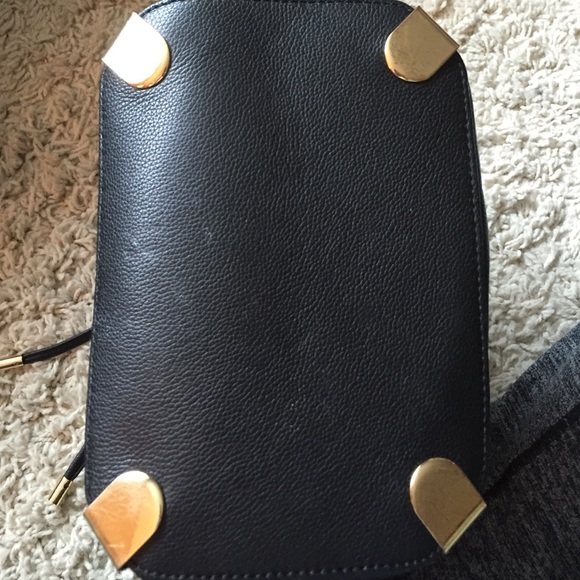 BEAUTIFUL Vince Camuto Bucket Bag - Picture 4 of 4