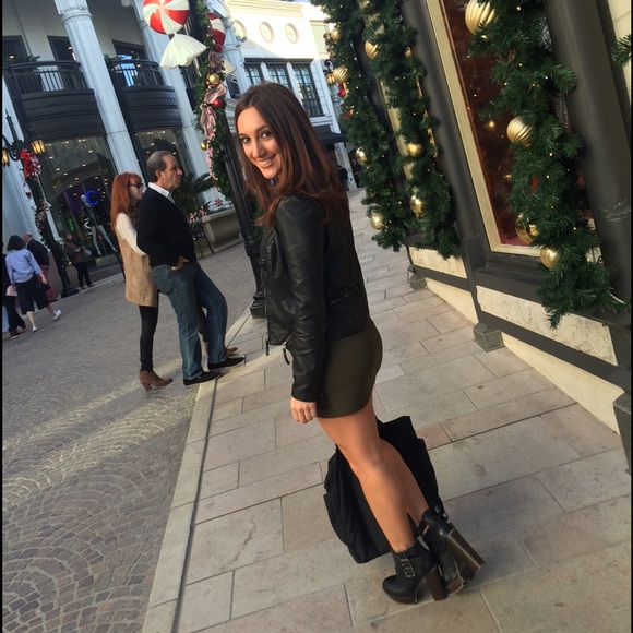 Meet your Posher, Brielle - Picture 2 of 3