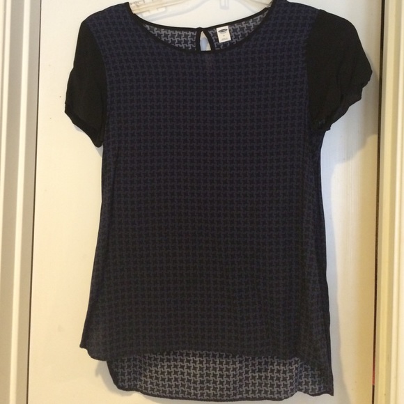 Dark blue/black patterned top w/ sleeves