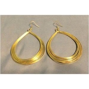 Bajalia big hopped gold color earrings.