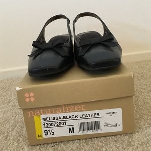 NATURALIZER SLING BACK with bow accent.