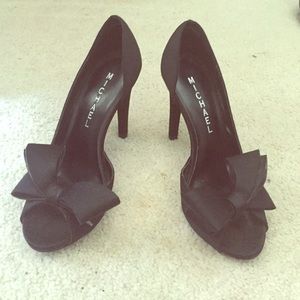 Michael brand black bow heels - great condition!