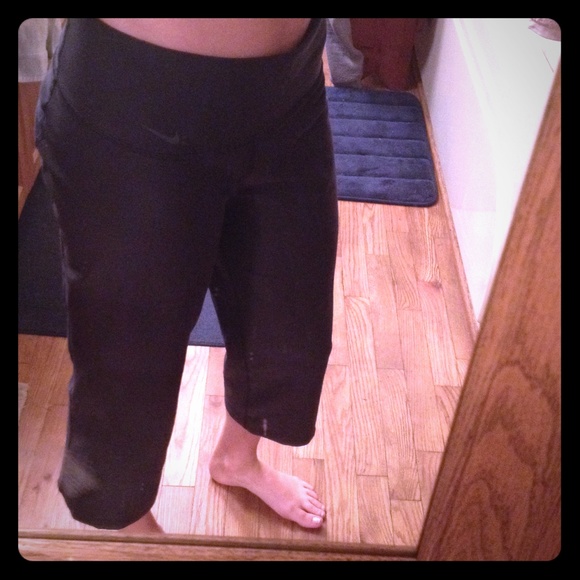 Nike Black Crop - Picture 1 of 3