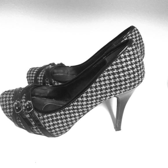 Sold Size 7 apt 9 heels in black and grey pattern