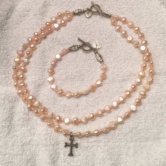 Freshwater pearls necklace and bracelet set