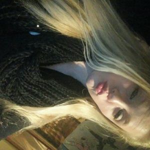 Meet your Posher, Caitlin