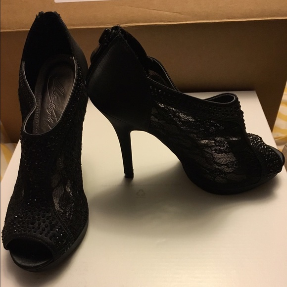 Michaelangelo Lace Booties - Picture 1 of 3