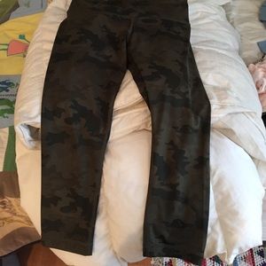 Lululemon camouflage wunder under crops