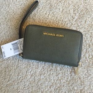 NEW WITH TAGS! MICHAEL KORS OLIVE WRISTLET