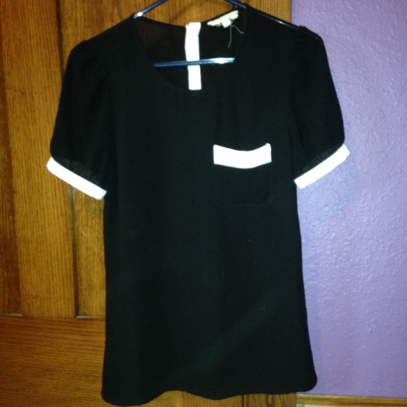 cute short sleeved shirt can wear anywhere!