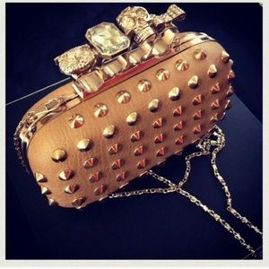 Studded clutch