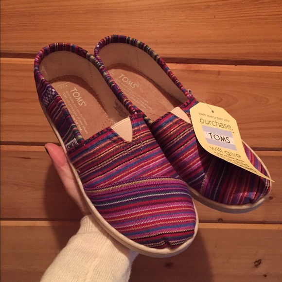 TOMs youth 3.5 slip on shoes