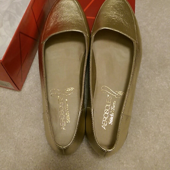 Brand new. Never Worn. Gold Aerosoles flats.