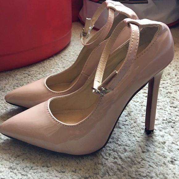 Nude pumps