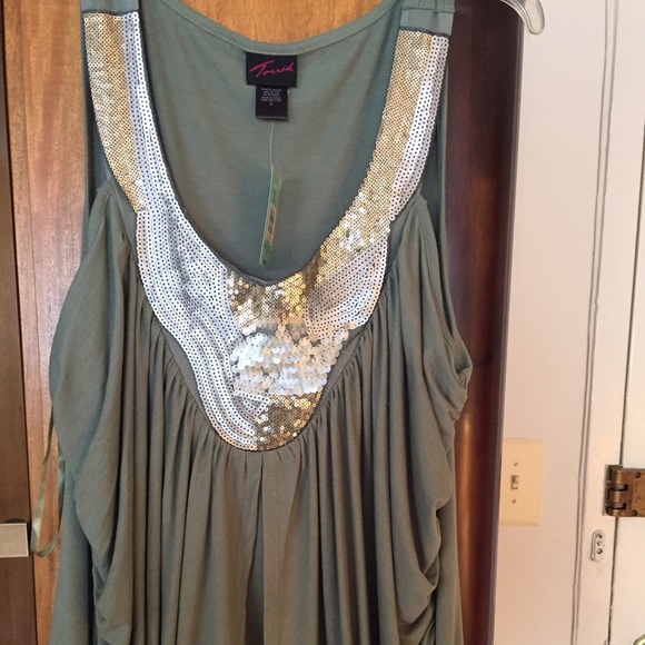 Sleeveless shirt