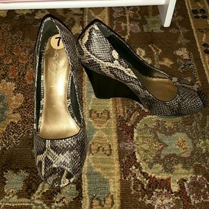 Snakeskin open toe short wedges