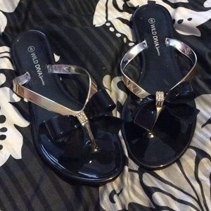 Shiny bow flip flops
