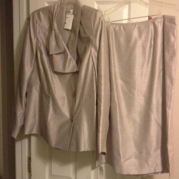 Skirt suit