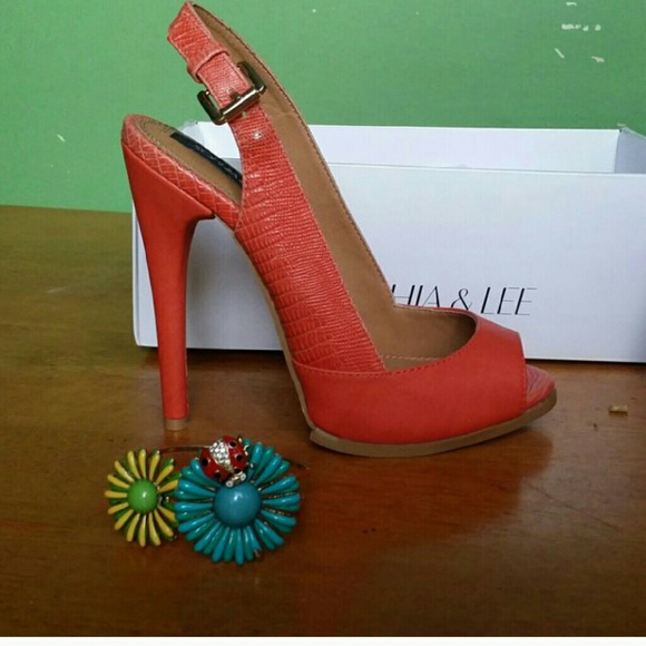 New Coral size 7 pumps