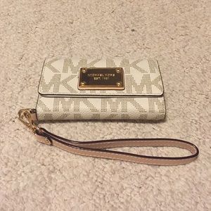 Michael Kors iPhone5/5s Wristlet (vanilla colored)