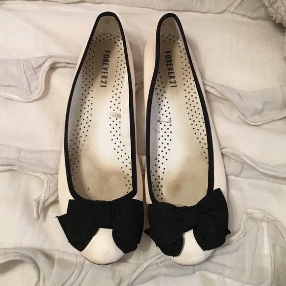 White and Black Bow Flats