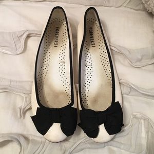 White and Black Bow Flats
