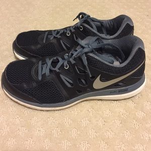 Black Nike tennis shoes