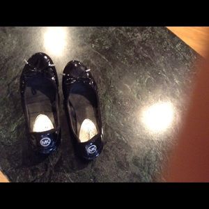 MICHAEL KORS BLACK PATENT LEATHER FLATS!