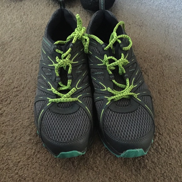 Tennis shoes