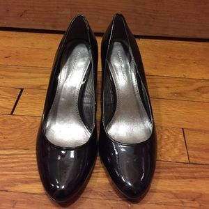 💚Bandolino Black Patten-Leather Pumps